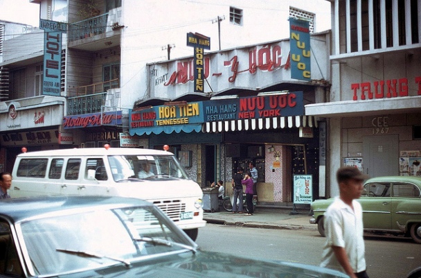 Saigon-1972-Hai-Ba-Trung-Street-Tennessee-Bar.jpg